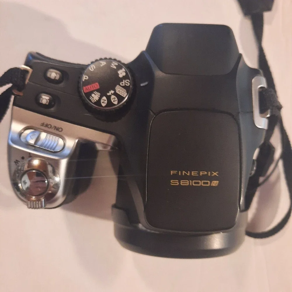 Fuji FinePix S8100fd Compact Digital Bridge Camera 10MP 27-86mm 18x Zoom Lens